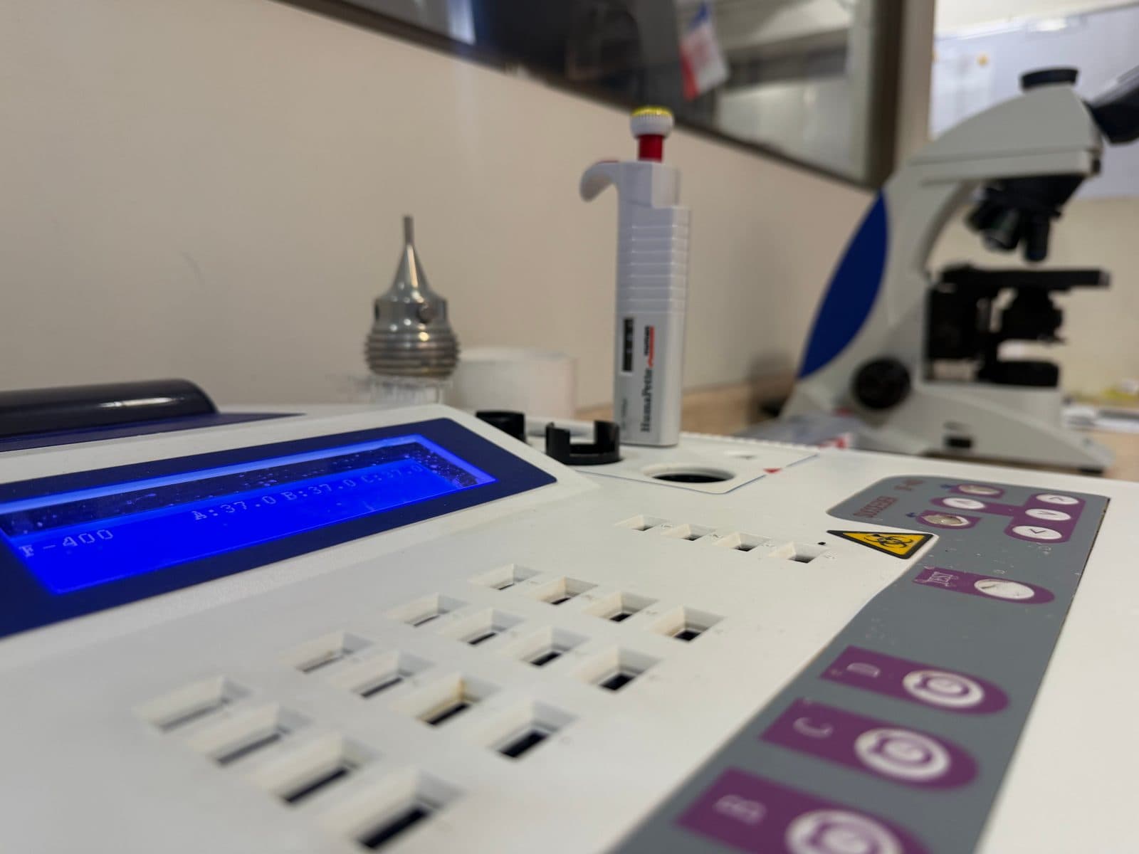 Equipo analizador del laboratorio clínico
